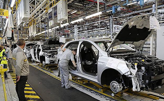 Renault se suma a los paros del sector automovilístico por la falta de componentes