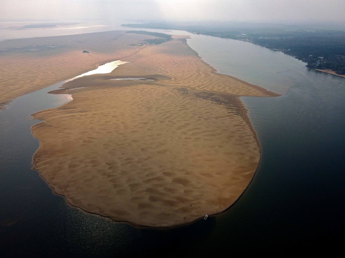 El río Paraná, que atraviesa Brasil, Paraguay y Argentina, está sufriendo este 2021 su peor bajada en más de medio siglo.