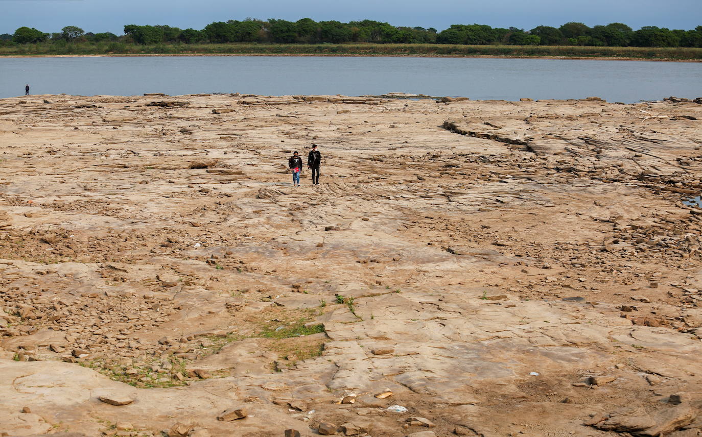 El río Paraná, que atraviesa Brasil, Paraguay y Argentina, está sufriendo este 2021 su peor bajada en más de medio siglo.