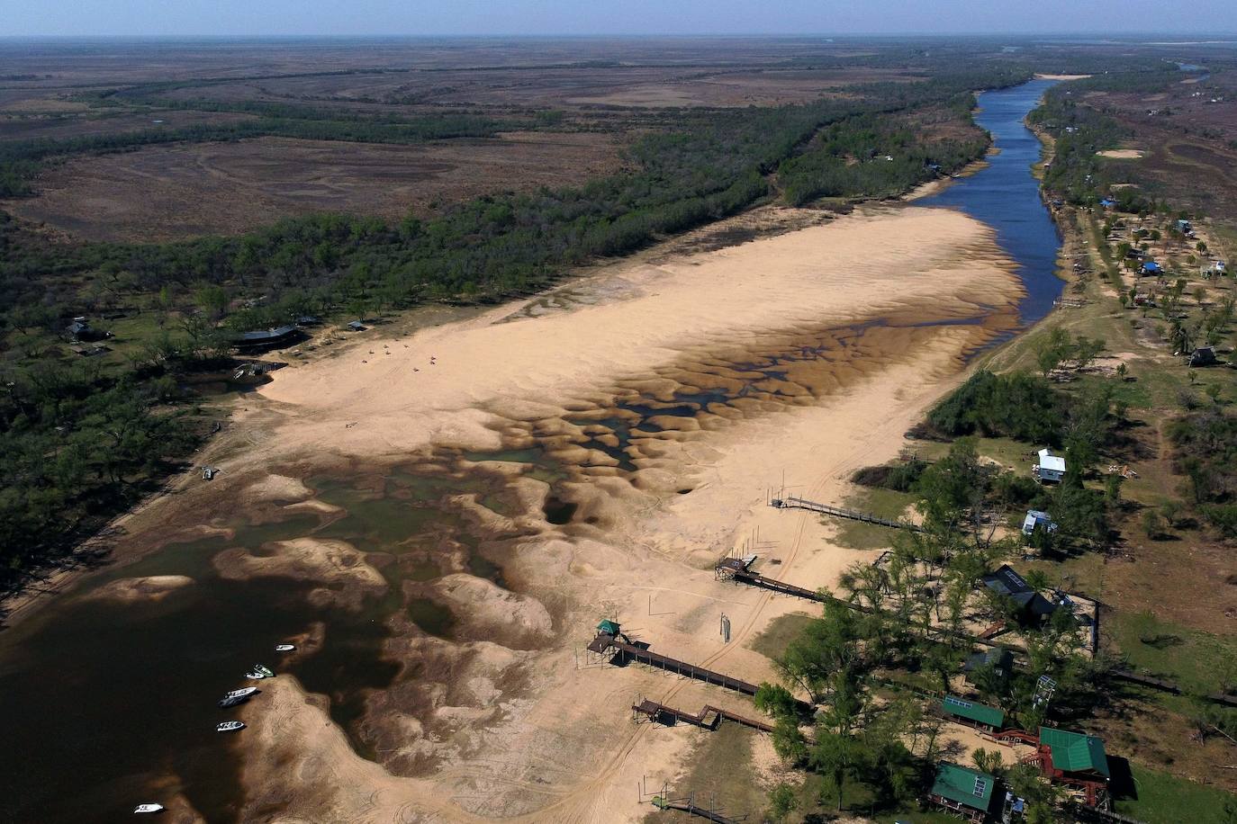 El río Paraná, que atraviesa Brasil, Paraguay y Argentina, está sufriendo este 2021 su peor bajada en más de medio siglo.