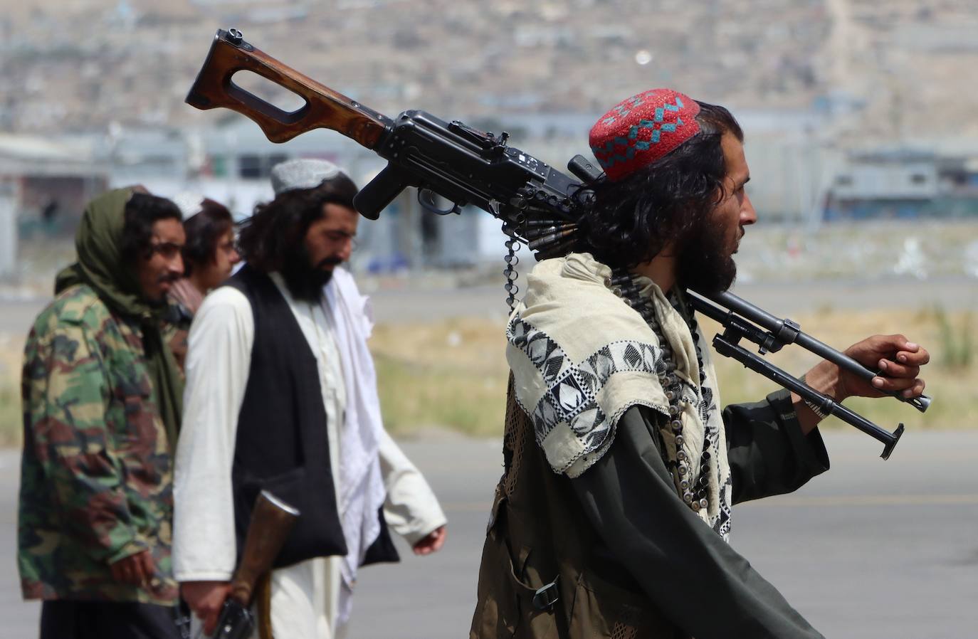 El último avión de EE UU en Kabul ya ha abandonado el aeropuerto poniendo fin así a veinte años de las tropas estadounidenses en Afganistán. Ahora, los talibanes campan a sus anchas por el aeropuerto 