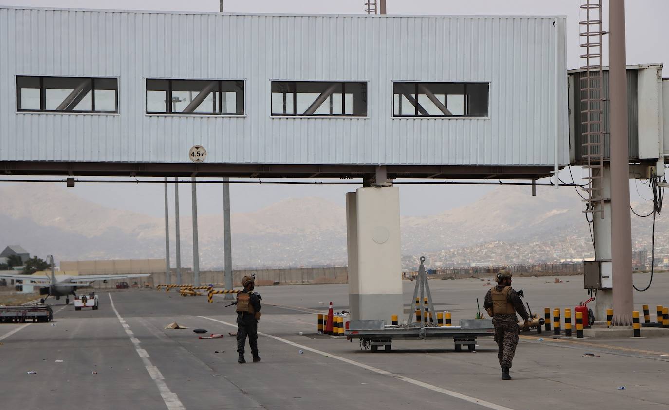 El último avión de EE UU en Kabul ya ha abandonado el aeropuerto poniendo fin así a veinte años de las tropas estadounidenses en Afganistán. Ahora, los talibanes campan a sus anchas por el aeropuerto 