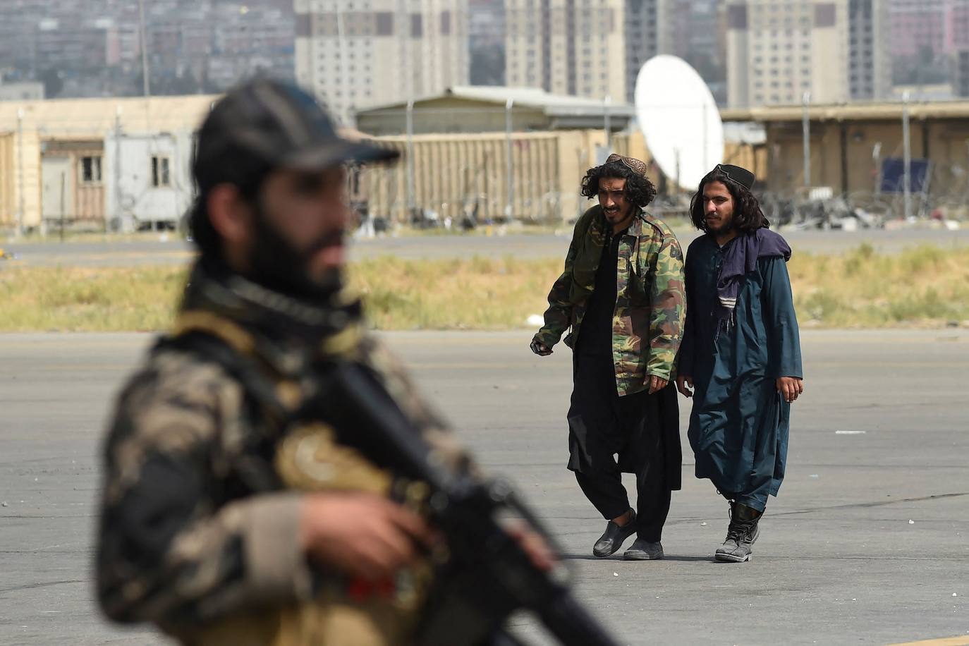 El último avión de EE UU en Kabul ya ha abandonado el aeropuerto poniendo fin así a veinte años de las tropas estadounidenses en Afganistán. Ahora, los talibanes campan a sus anchas por el aeropuerto 