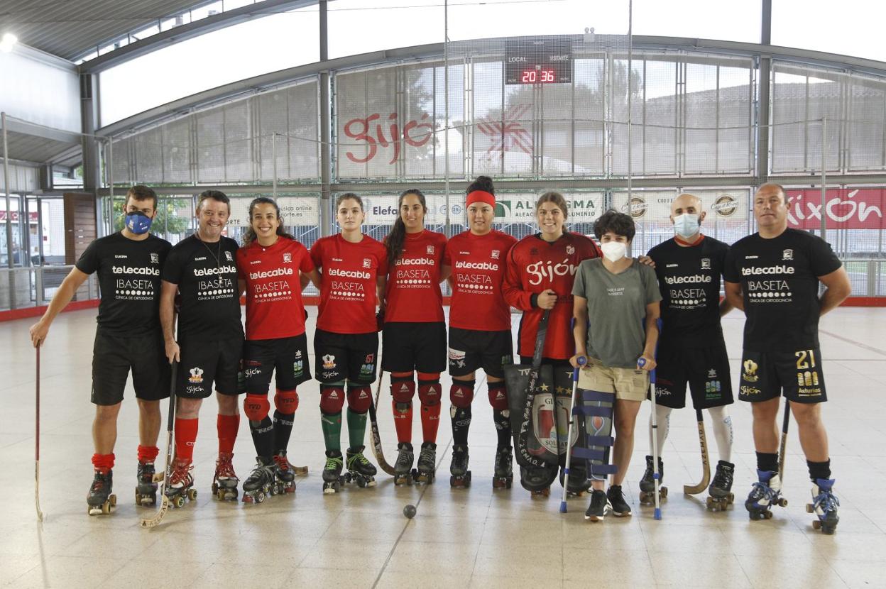 El equipo del Telecable Hockey, junto a otros componentes del conjunto masculino con la meta Elena Lolo lesionada al frente, ayer, en la pista de La Algodonera, en el inicio de los entrenamientos. 
