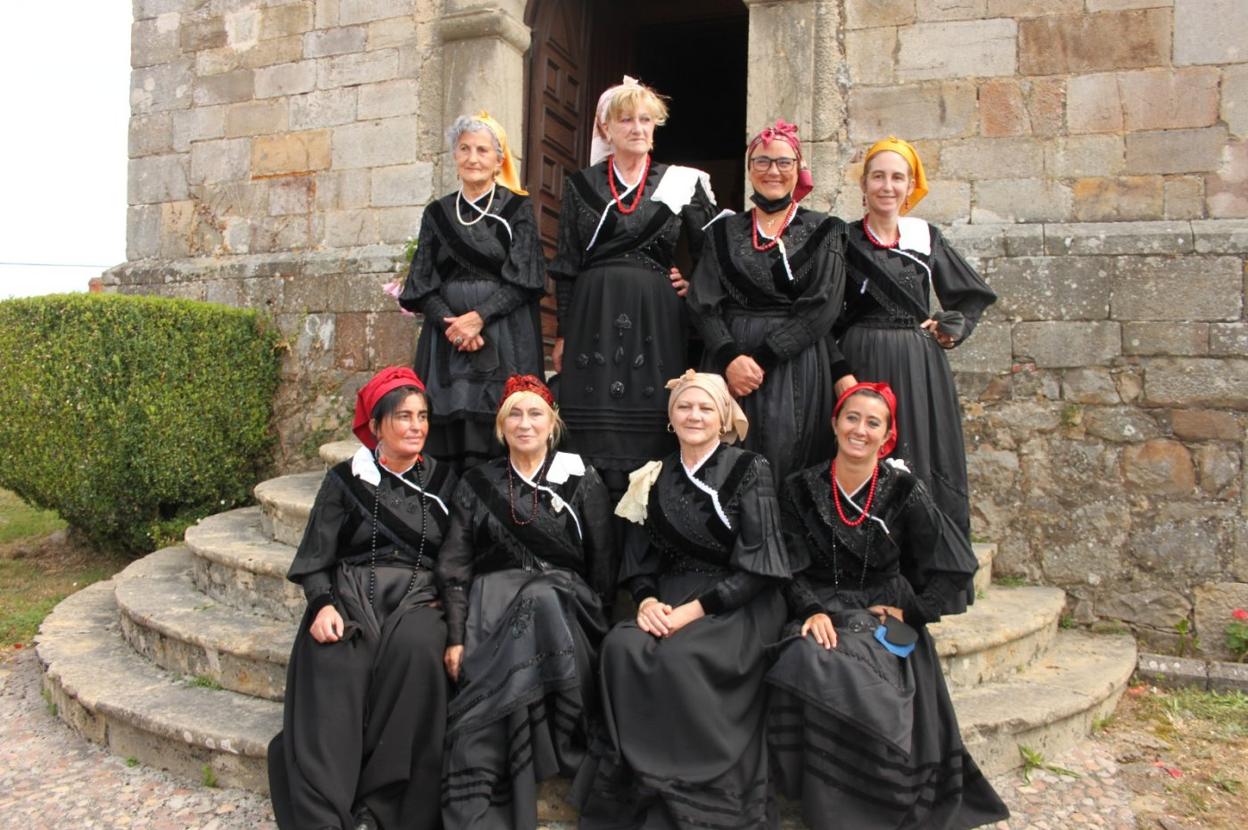 Varias vecinas con el traje tradicional del concejo. 