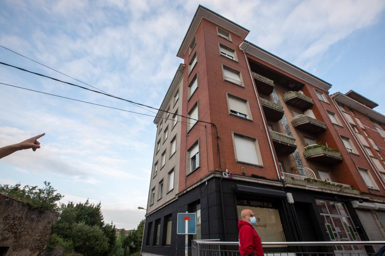 El pequeño cayó desde un segundo piso del edificio. 