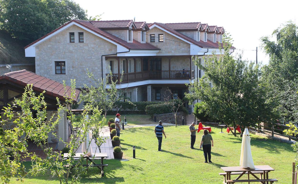 En una foto de archivo miembros de una familia madrileña disfrutan de sus vacaciones de verano en Asturias en el hotel rural Mirador de Moriyón, en Villaviciosa.