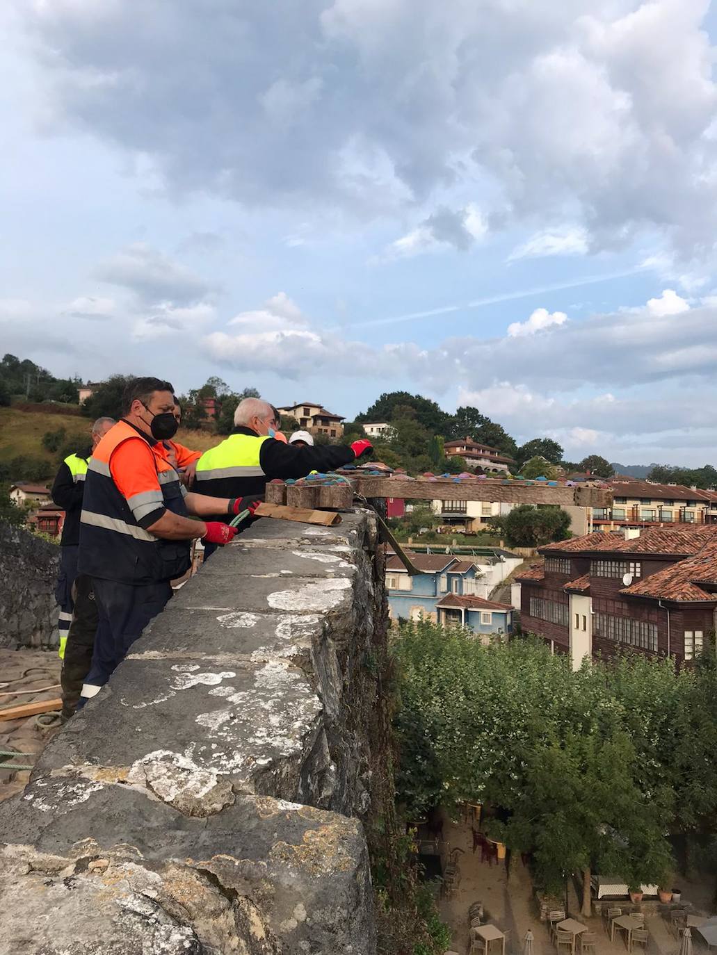 A primera hora de la mañana, operarios del Ayuntamiento procedieron a colocar y asegurar la Cruz de la Victoria del Puente Romano de Cangas de Onís