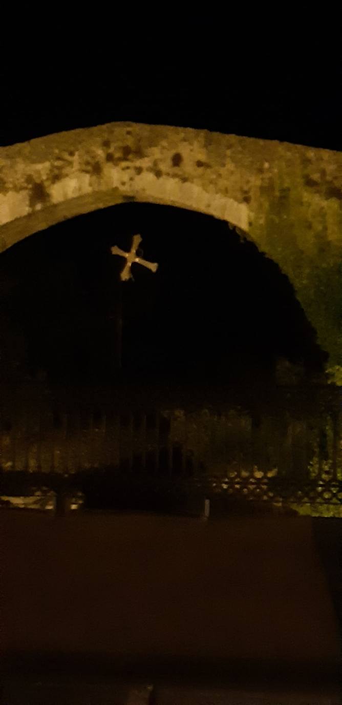 A primera hora de la mañana, operarios del Ayuntamiento procedieron a colocar y asegurar la Cruz de la Victoria del Puente Romano de Cangas de Onís