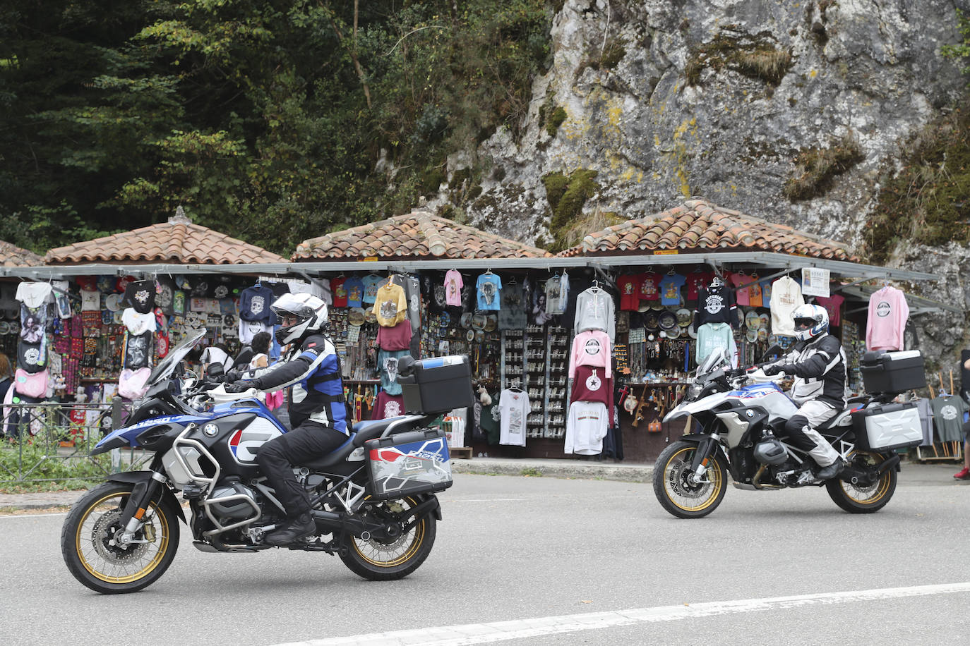 Miles de aficionados, asturianos y turistas, animan el recorrido Unquera-Lagos