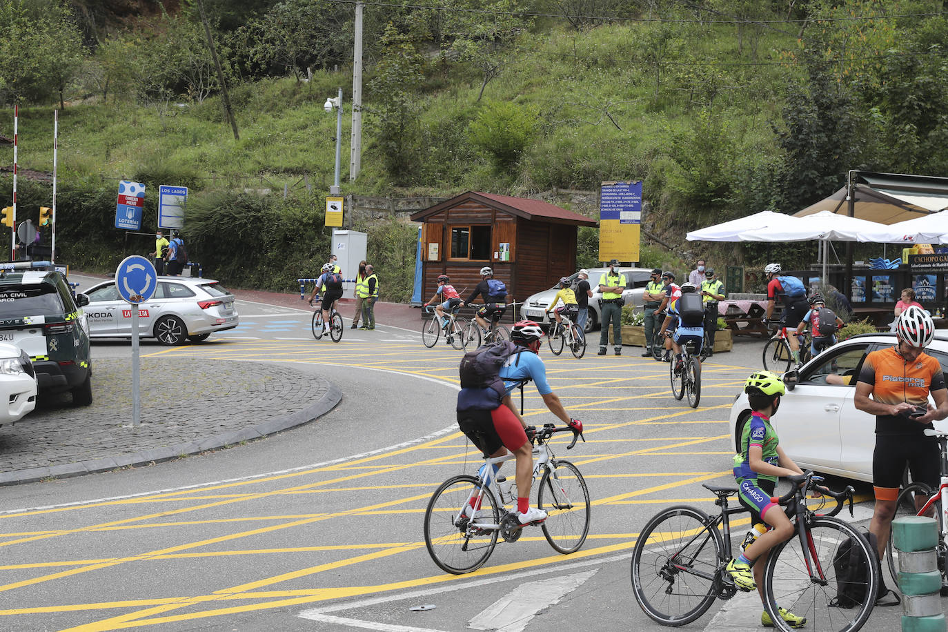 Miles de aficionados, asturianos y turistas, animan el recorrido Unquera-Lagos