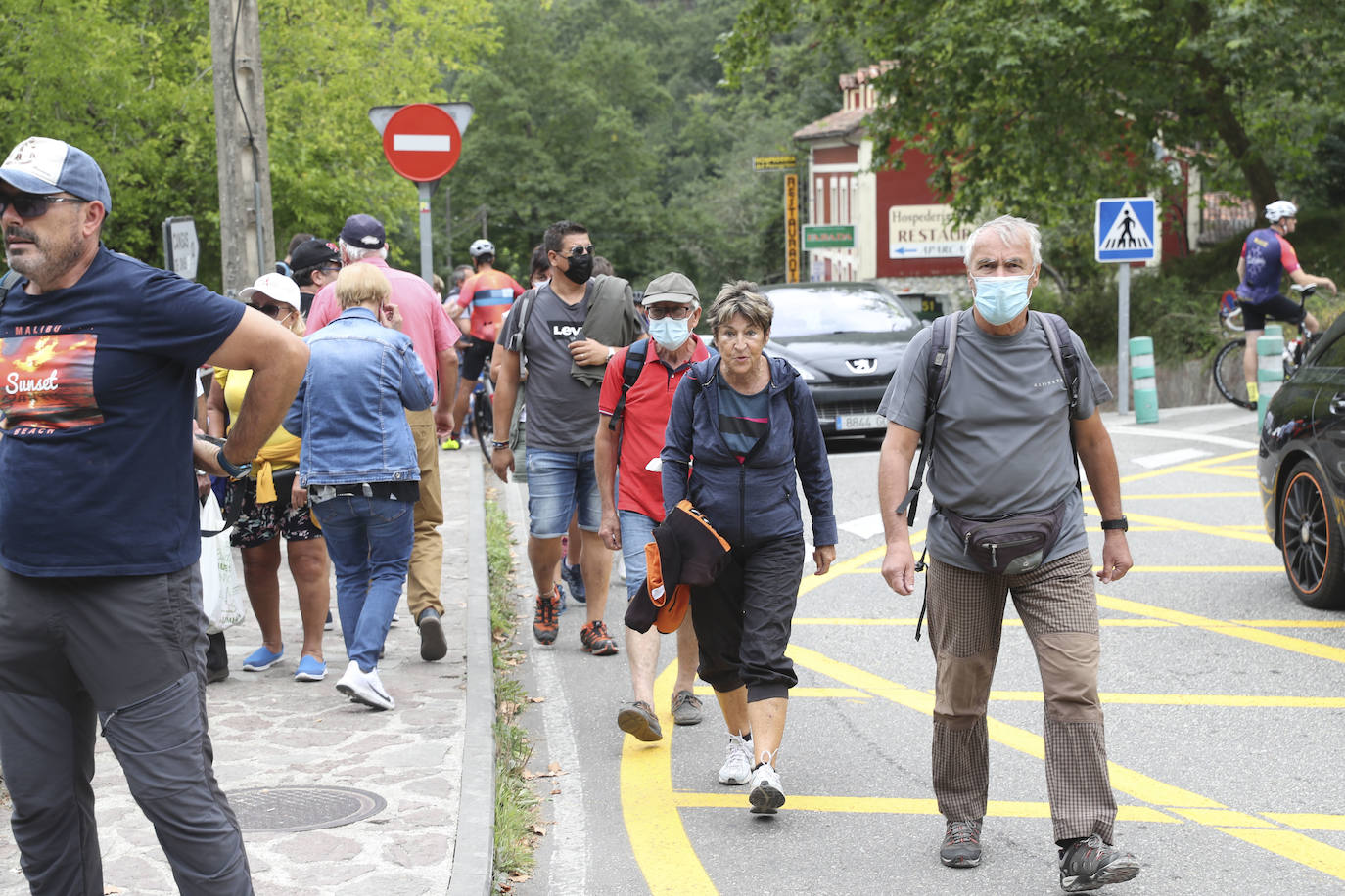 Miles de aficionados, asturianos y turistas, animan el recorrido Unquera-Lagos