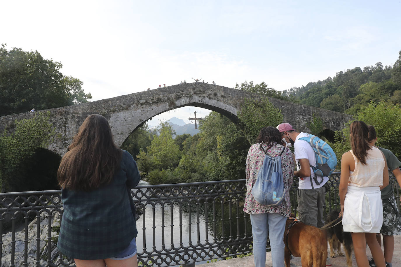 Miles de aficionados, asturianos y turistas, animan el recorrido Unquera-Lagos