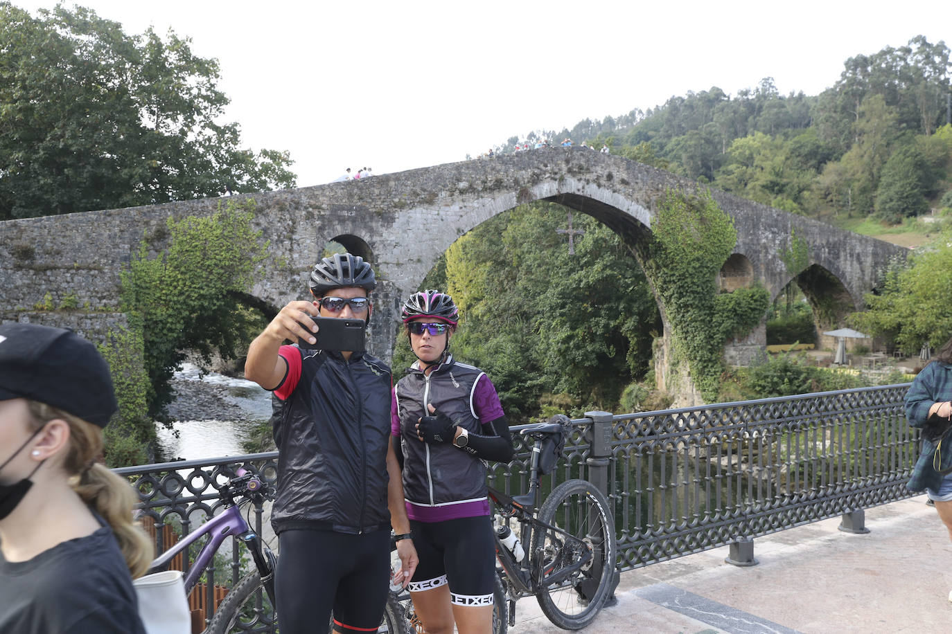 Miles de aficionados, asturianos y turistas, animan el recorrido Unquera-Lagos