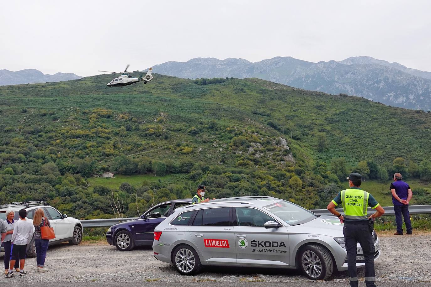 Miles de aficionados, asturianos y turistas, animan el recorrido Unquera-Lagos