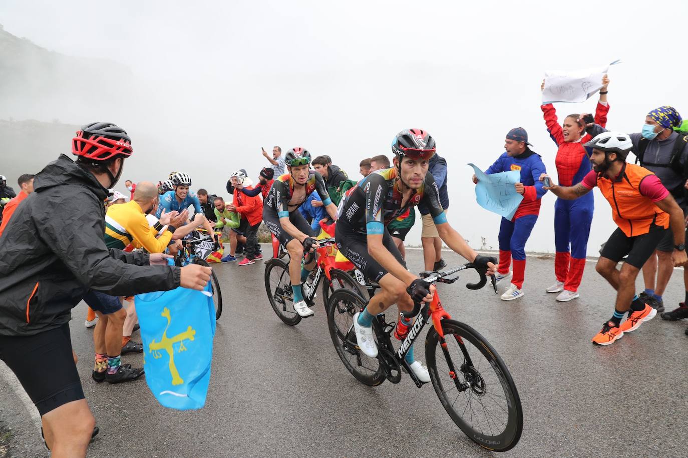 Fotos: Lección de Roglic en los Lagos, que recupera la camiseta roja
