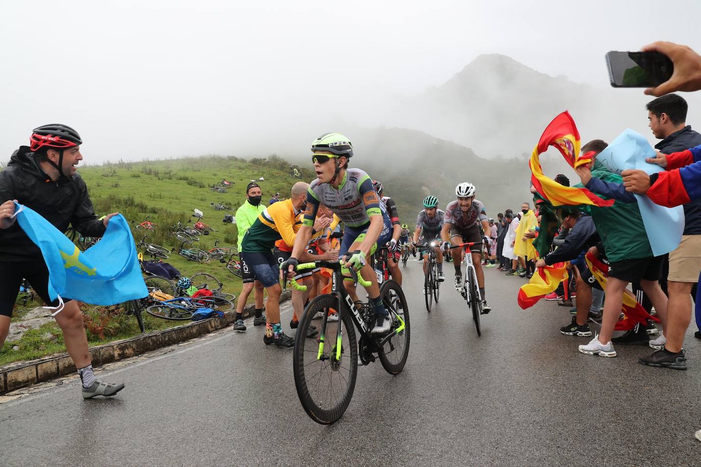 Fotos: Lección de Roglic en los Lagos, que recupera la camiseta roja
