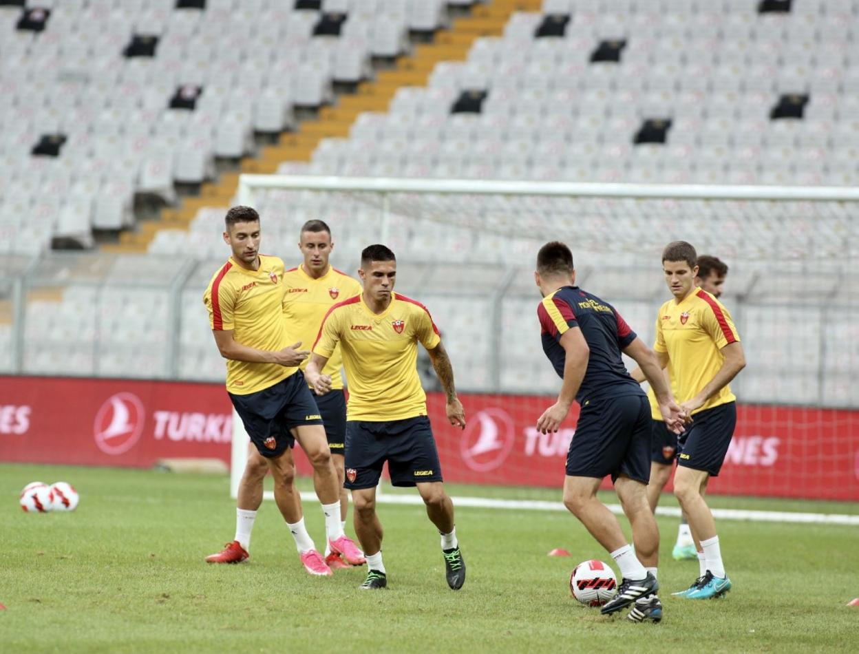 Djurdjevic, en el entrenamiento de la Selección de Montenegro de ayer, en Estambul.