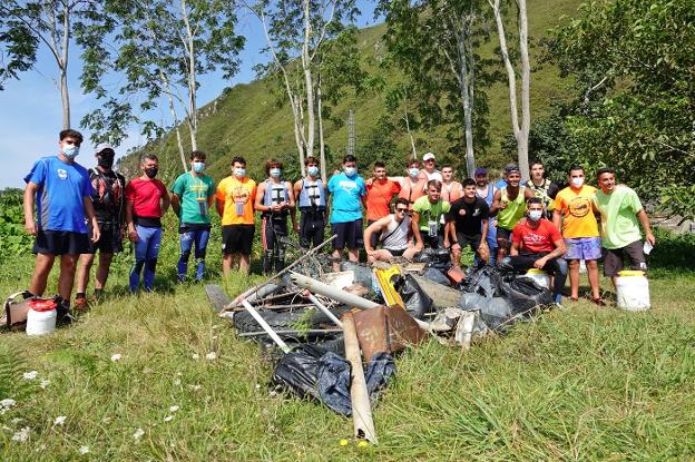 Personal de las empresas de canoas con parte de los residuos de mayor volumen. 