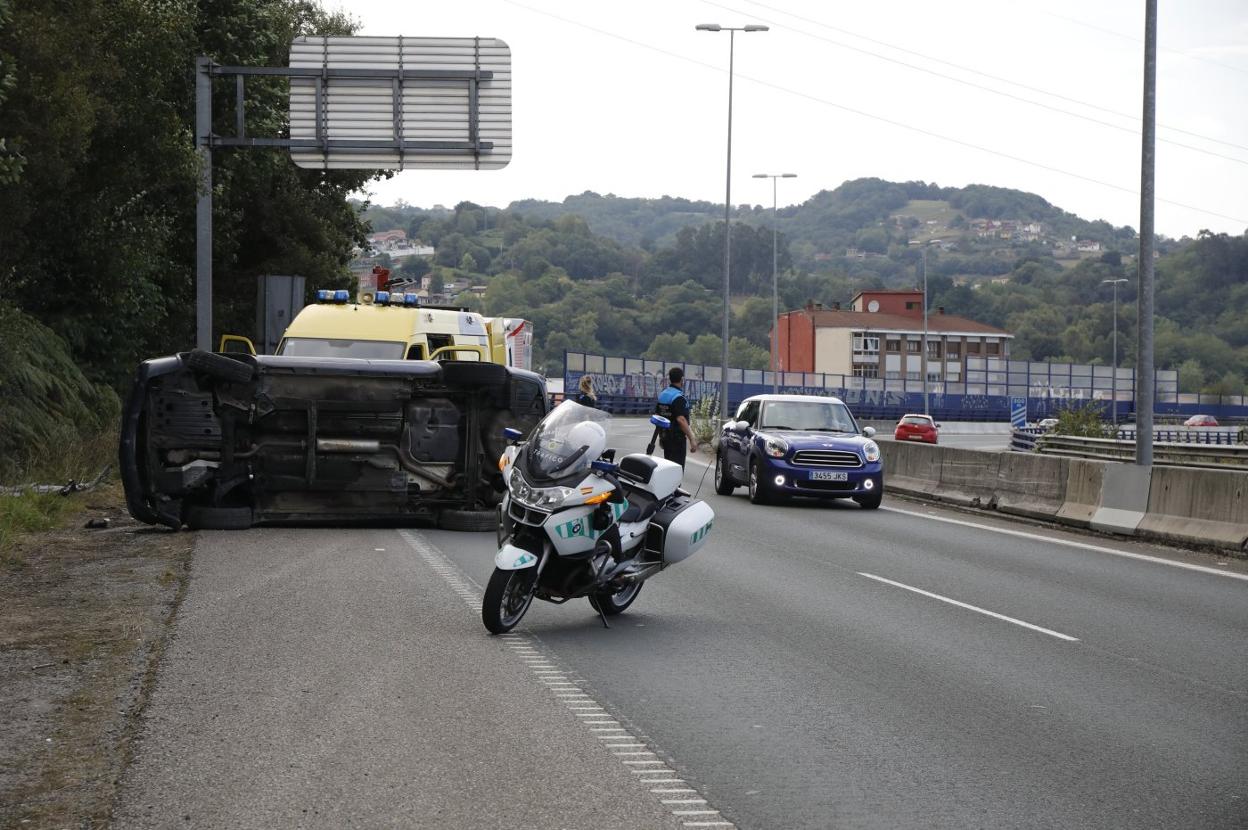 Los agentes regularon el tráfico mientras se atendía al herido. 