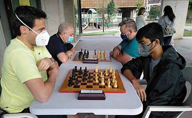 Enrique Álvarez y Gukésh, en primer término. 