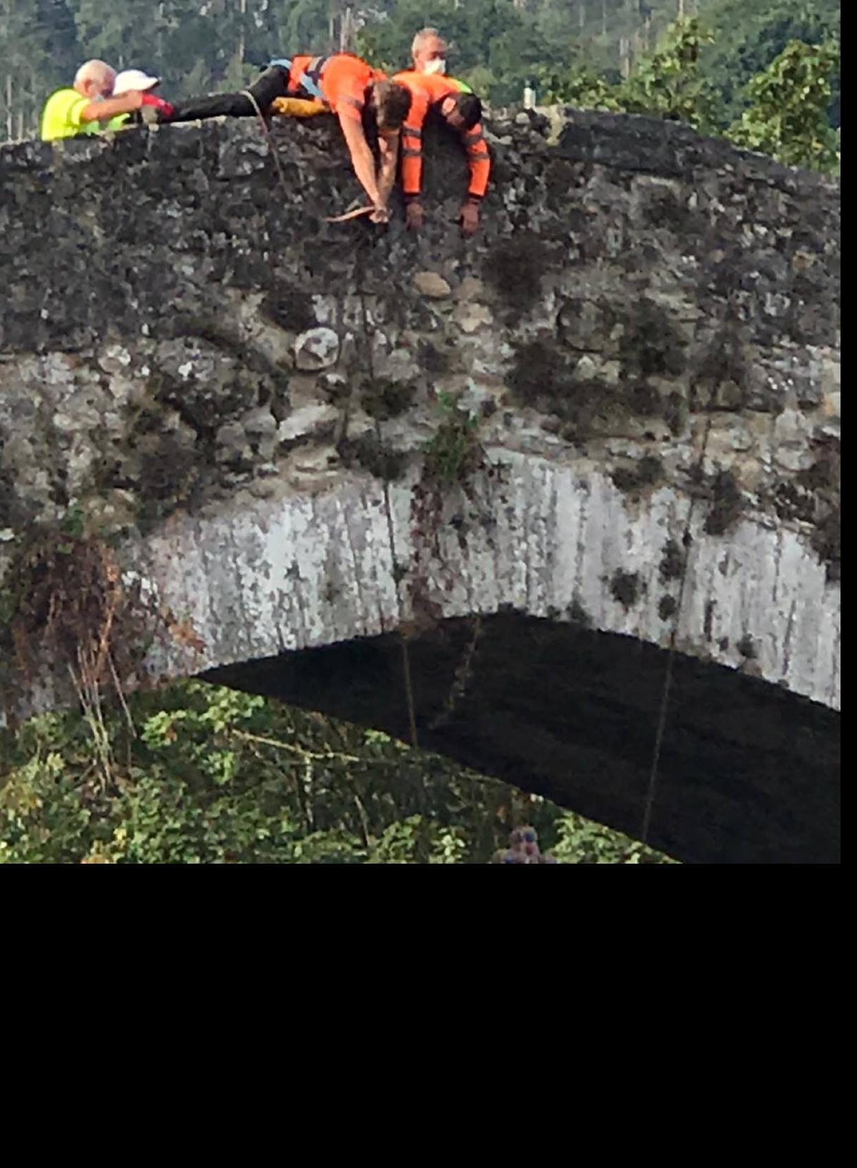 Operarios, colocando correctamente la Cruz