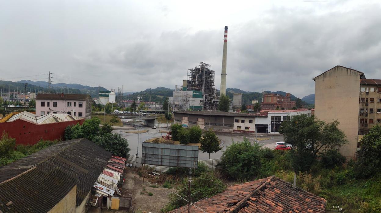 La térmica de Lada, al fondo, ya sin actividad y cuyo desmantelamiento comenzará previsiblemente en las próximas semanas. 