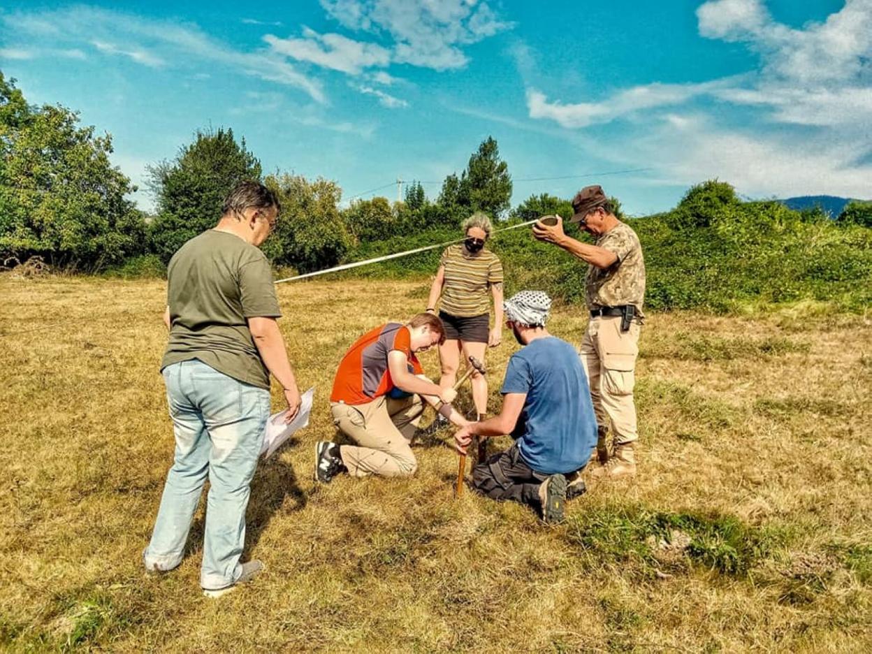 Miembros de la asociación Frente del Nalón construyen una trinchera. 