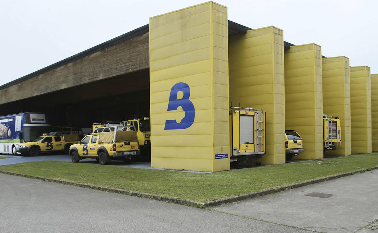 Un hombre de 78 años, herido tras volcar su coche en Nava