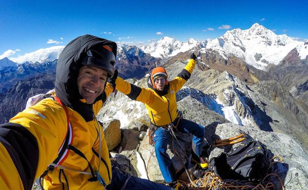 Eneko e Iker Pou tras su primera escalada a la cara sur del Huamashraju.