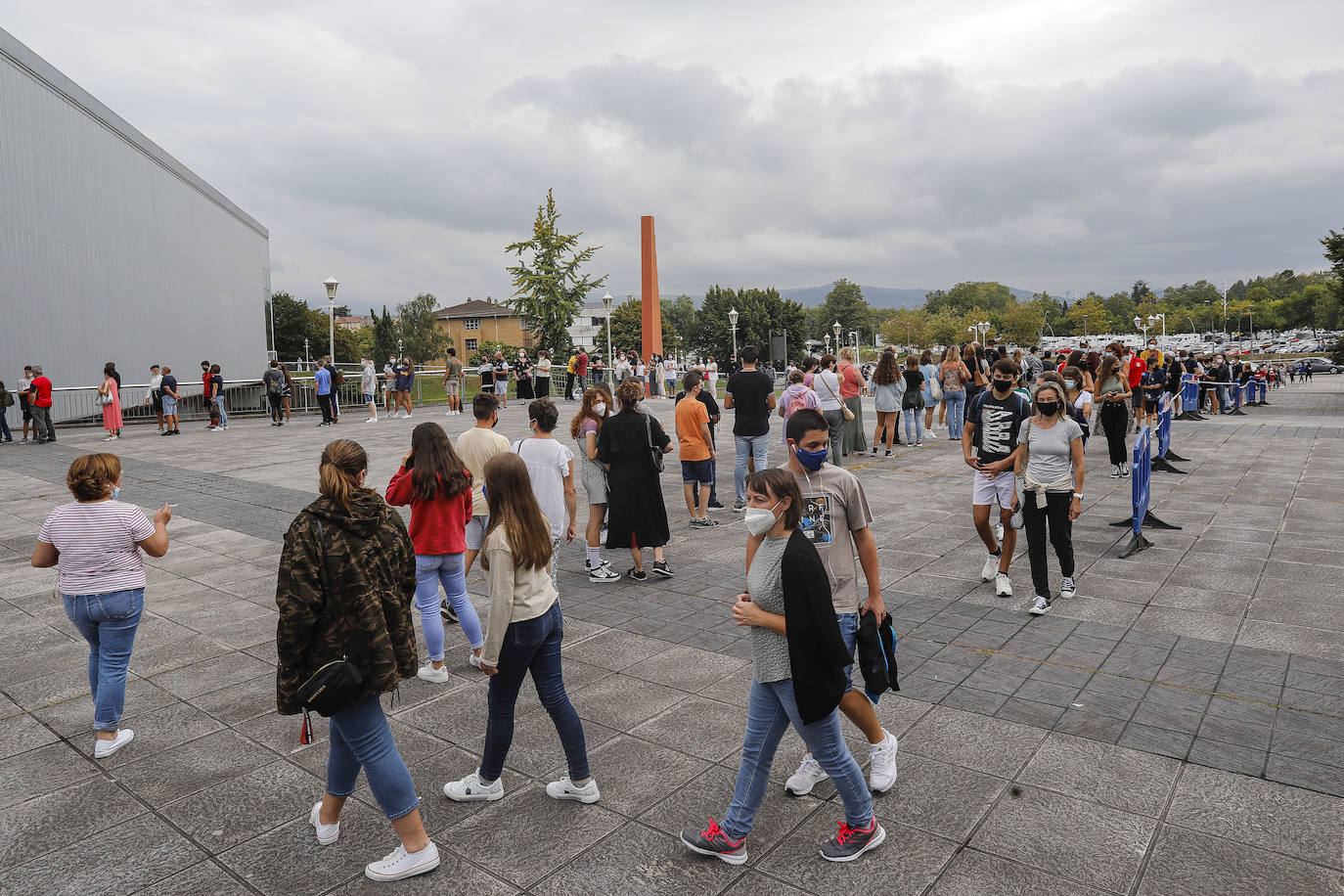 Miles de personas acudieron el jueves al llamamiento sin cita previa del Principado para recibir la dosis contra la covid en los distintos puntos habilitados en la región. En Gijón las colas en el Palacio de Deportes de Gijón dieron la vuelta al recinto. En los momentos de mayor afluencia, la espera para recibir la dosis se prolongó hasta las tres horas. 