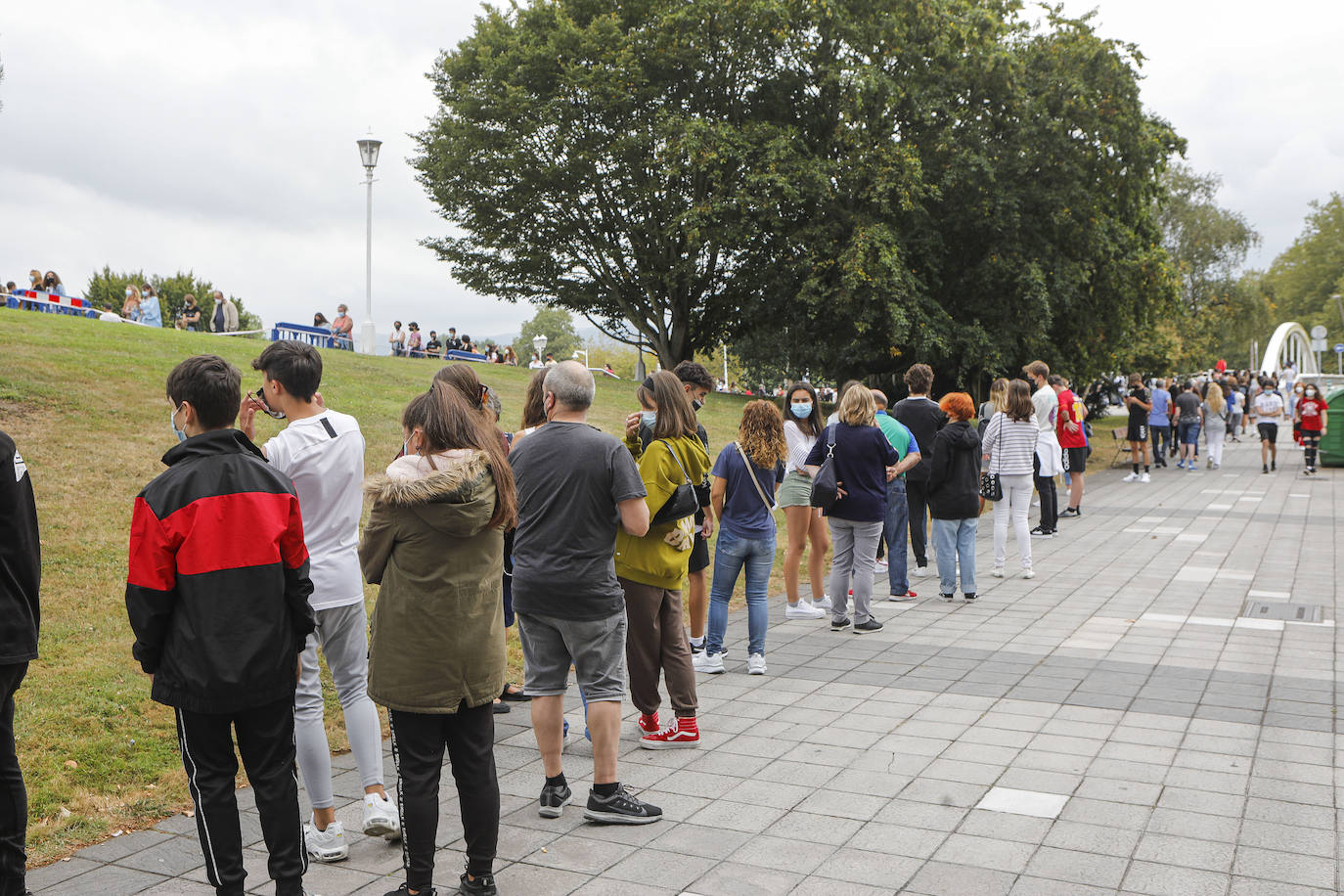 Miles de personas acudieron el jueves al llamamiento sin cita previa del Principado para recibir la dosis contra la covid en los distintos puntos habilitados en la región. En Gijón las colas en el Palacio de Deportes de Gijón dieron la vuelta al recinto. En los momentos de mayor afluencia, la espera para recibir la dosis se prolongó hasta las tres horas. 