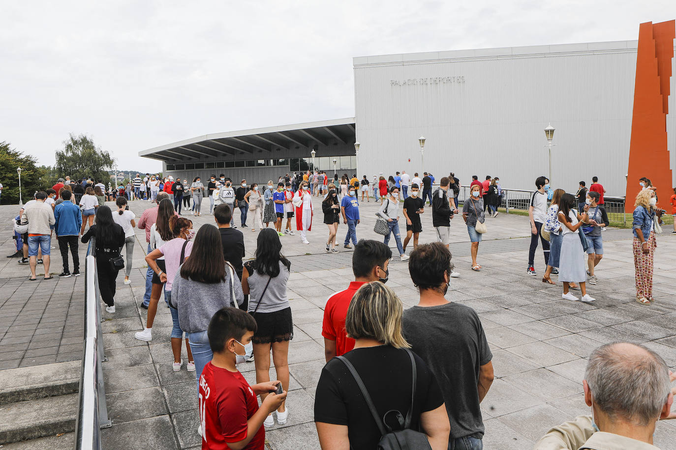 Miles de personas acudieron el jueves al llamamiento sin cita previa del Principado para recibir la dosis contra la covid en los distintos puntos habilitados en la región. En Gijón las colas en el Palacio de Deportes de Gijón dieron la vuelta al recinto. En los momentos de mayor afluencia, la espera para recibir la dosis se prolongó hasta las tres horas. 