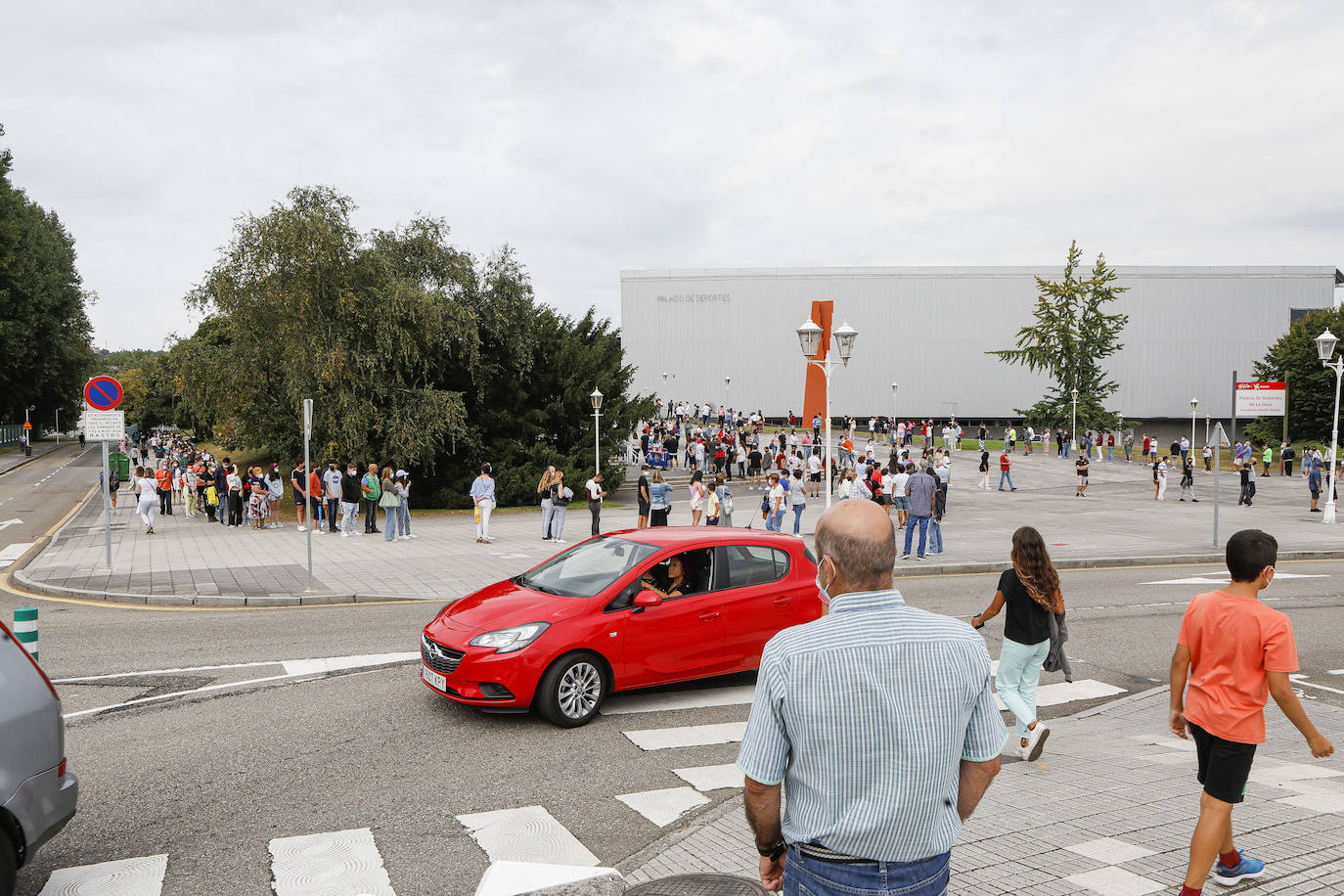 Miles de personas acudieron el jueves al llamamiento sin cita previa del Principado para recibir la dosis contra la covid en los distintos puntos habilitados en la región. En Gijón las colas en el Palacio de Deportes de Gijón dieron la vuelta al recinto. En los momentos de mayor afluencia, la espera para recibir la dosis se prolongó hasta las tres horas. 
