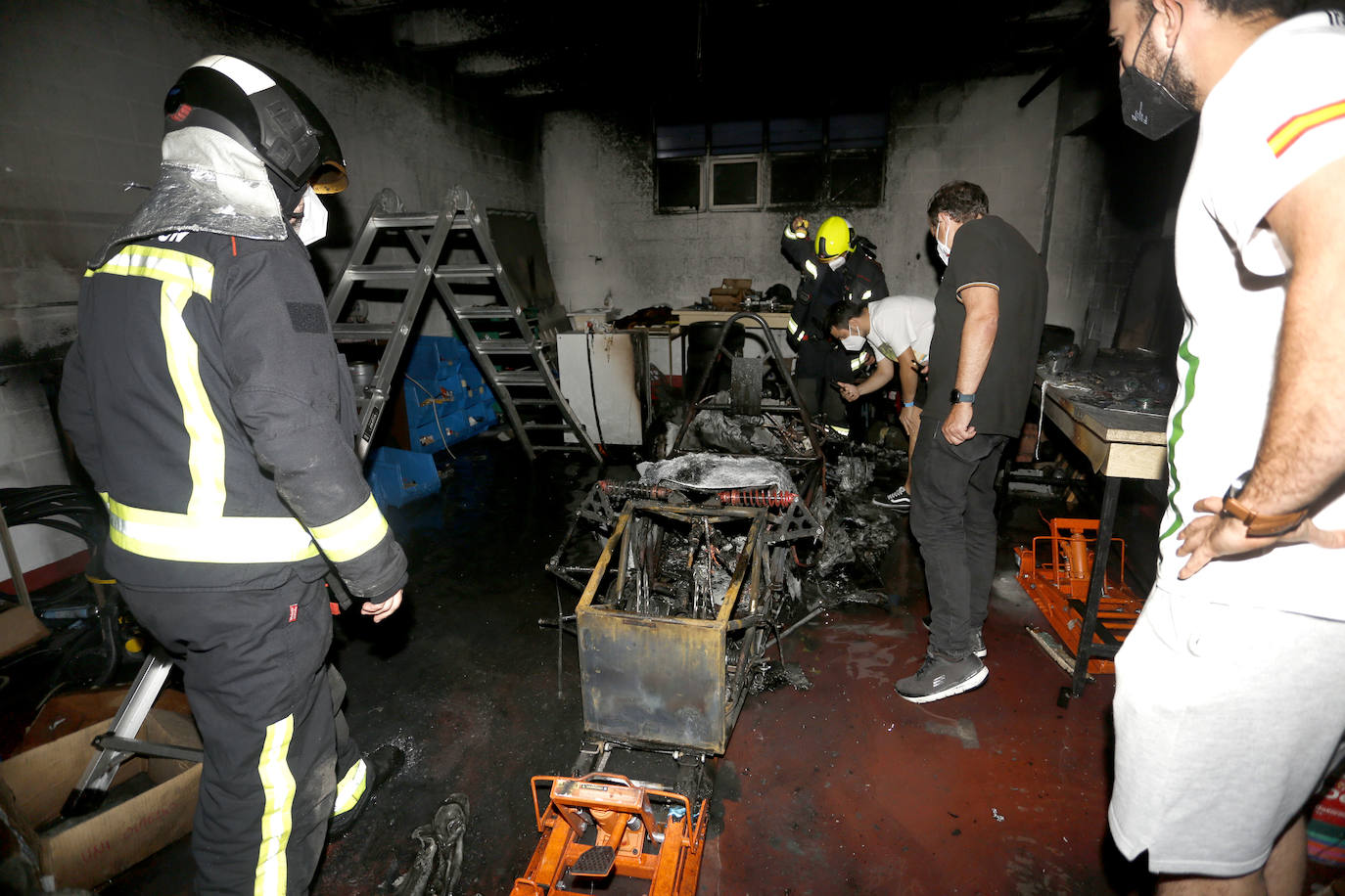 Fotos: El fuego devora el coche de la EPI y su garaje