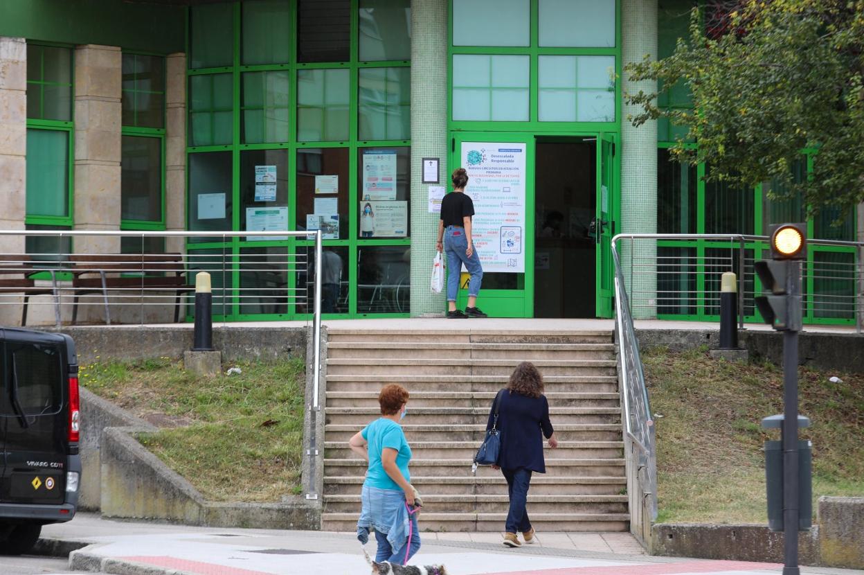 Pacientes accediendo, ayer, al centro de salud de La Magdalena, el más saturado de toda Asturias. 