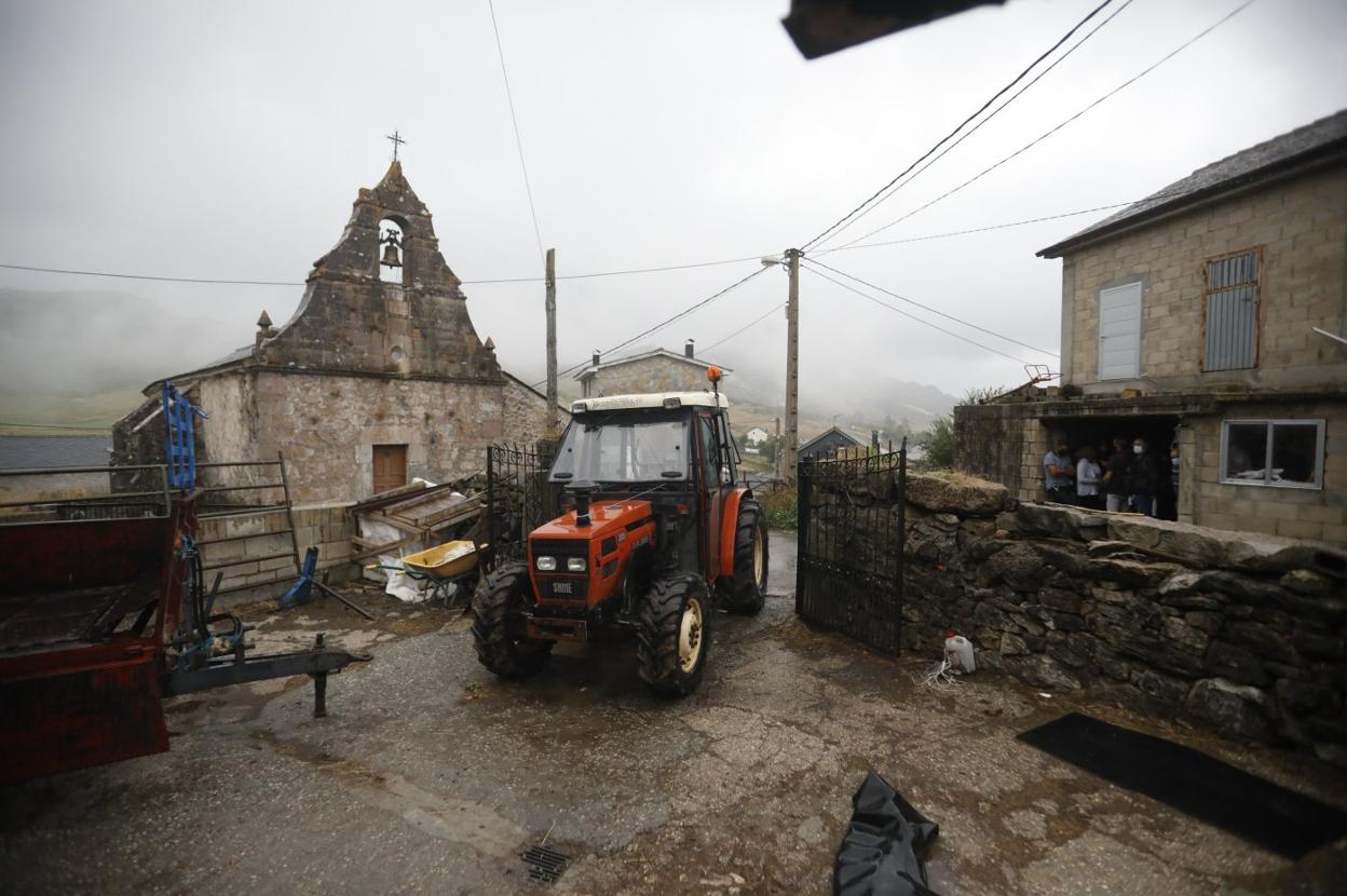 Un tractor aparcado ayer frente a la iglesia, en Santa María del Puerto. 