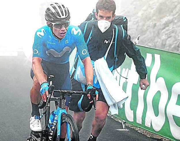 Ganador. 'Superman', exhausto, acompañado por un auxiliar del equipo tras conquistar entre la niebla la cima del Gamoniteiro. 
