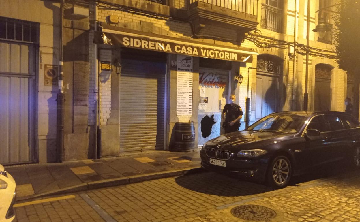 Un grupo de atracadores asaltó Casa Vitorín, en Marquesa de Canillejas, con el método 'alcantarillazo'.