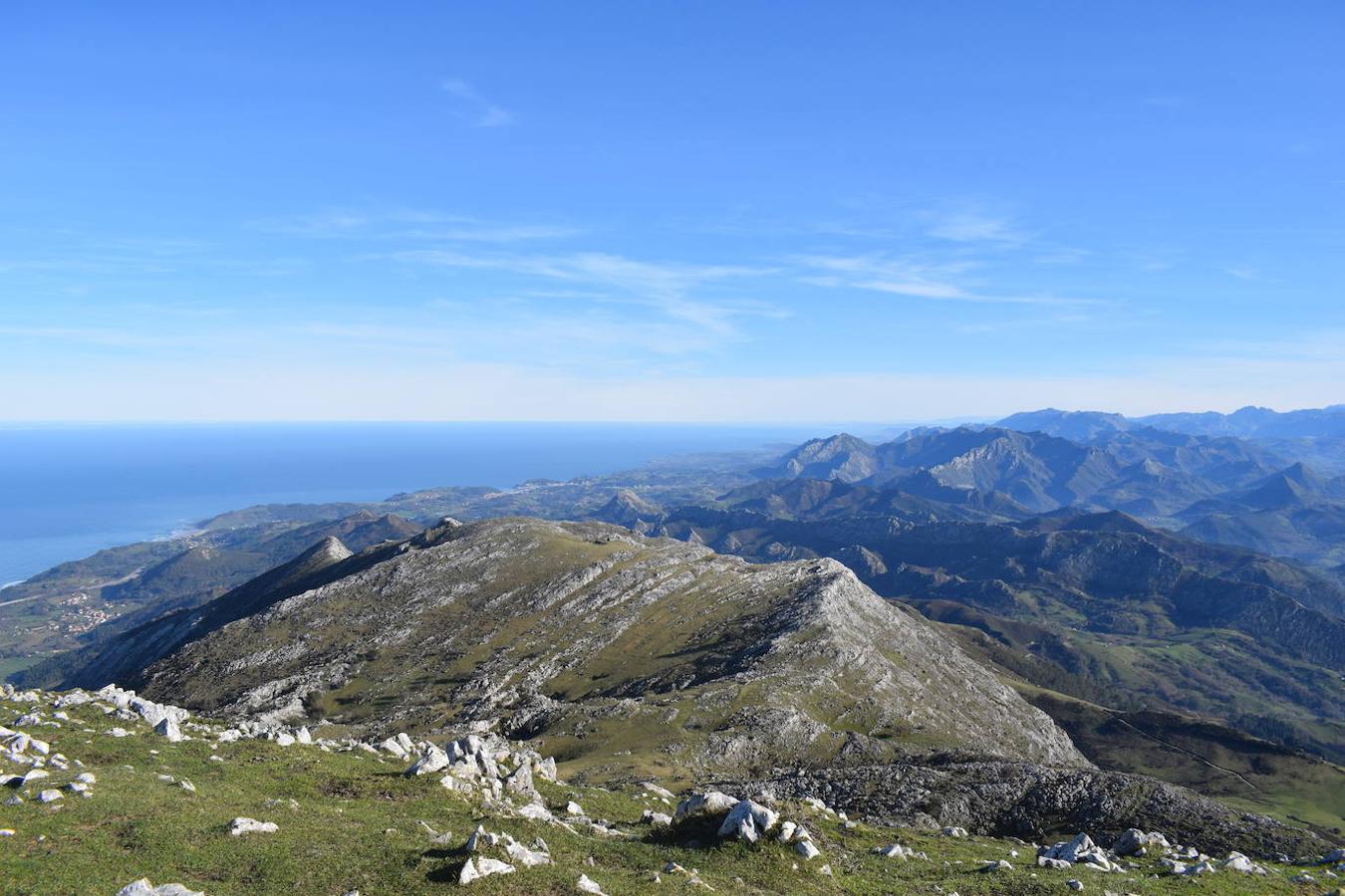 Vistas a la montaña y a la costa asturiana desde la  ruta al Picu Pienzu .