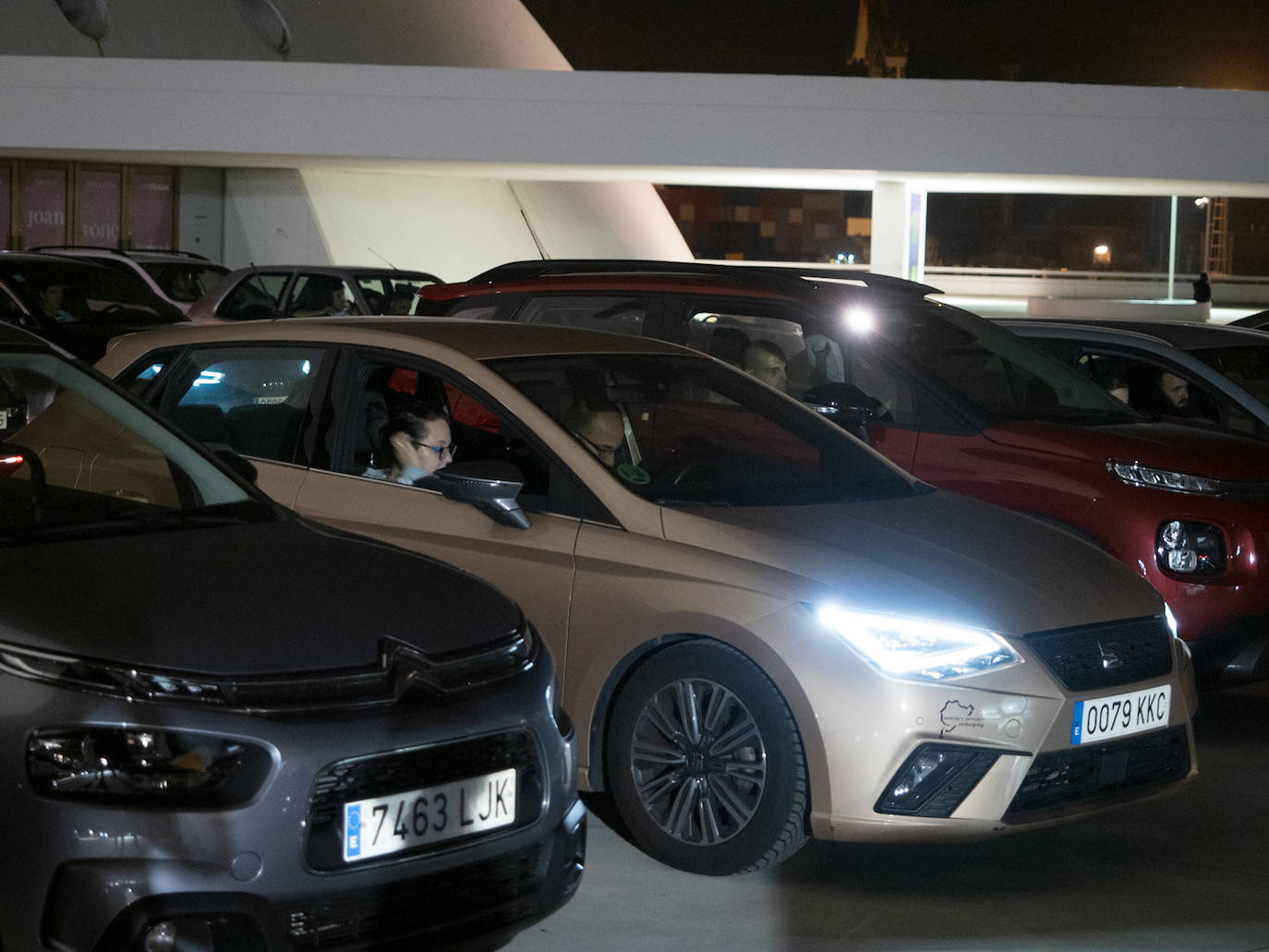 Ochenta vehículos llenaron el aforo de la plaza del centro cultural para ver 'Fast and Furious 9', la primera proyección de un ciclo de ocho películas