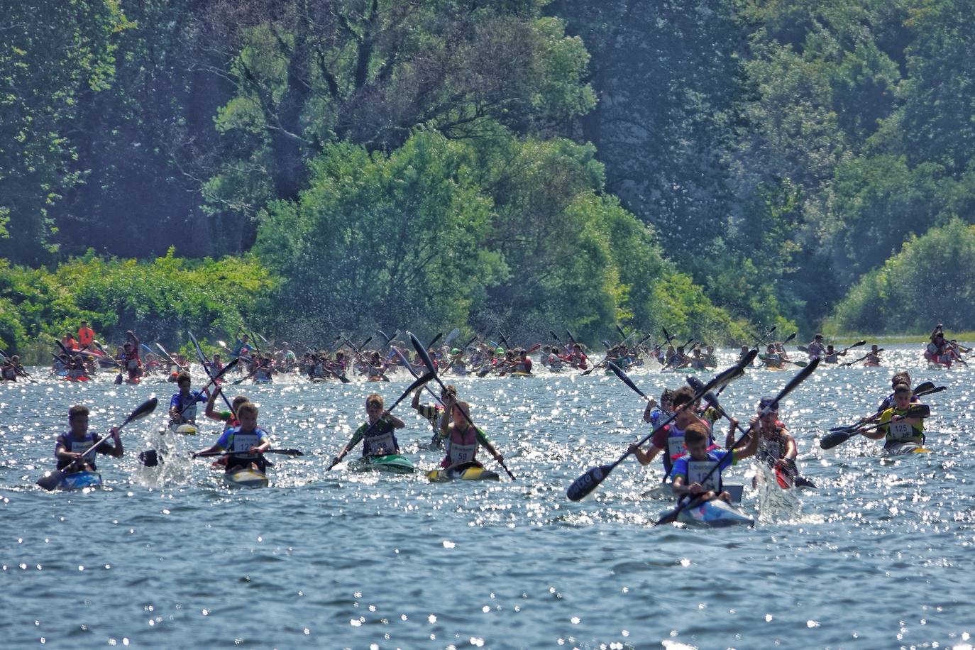 El Sella acoge este fin de semana dos pruebas deportivas. Este sábado se ha disputado el X Mini-Sella, la prueba abierta para las categorías que no pueden participar en el Descenso Internacional del Sella. Además, el domingo será turno para el XXII Descenso Adaptado del Sella con salida en Arriondas y descanso en Llordón