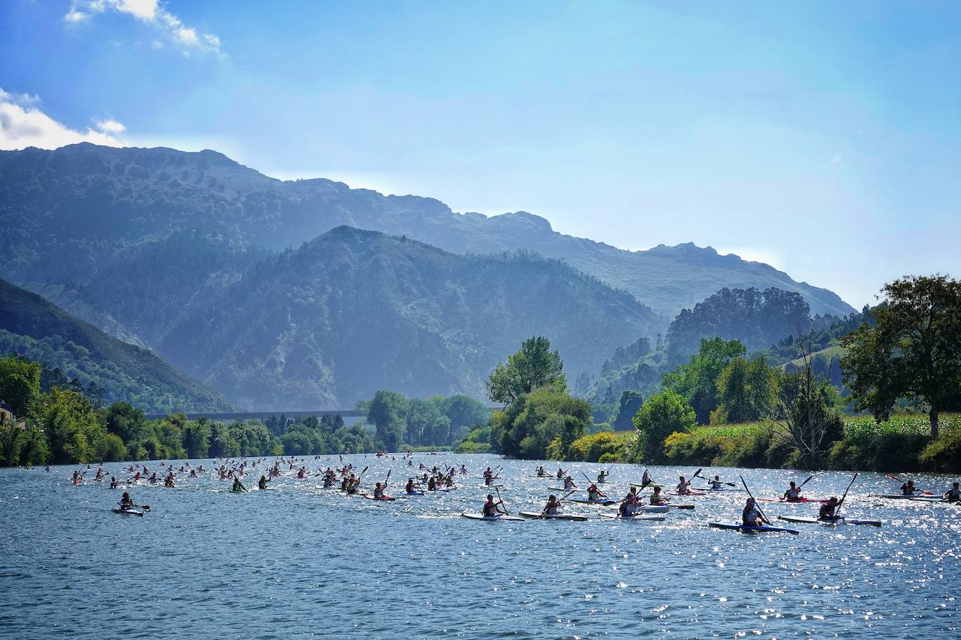 El Sella acoge este fin de semana dos pruebas deportivas. Este sábado se ha disputado el X Mini-Sella, la prueba abierta para las categorías que no pueden participar en el Descenso Internacional del Sella. Además, el domingo será turno para el XXII Descenso Adaptado del Sella con salida en Arriondas y descanso en Llordón