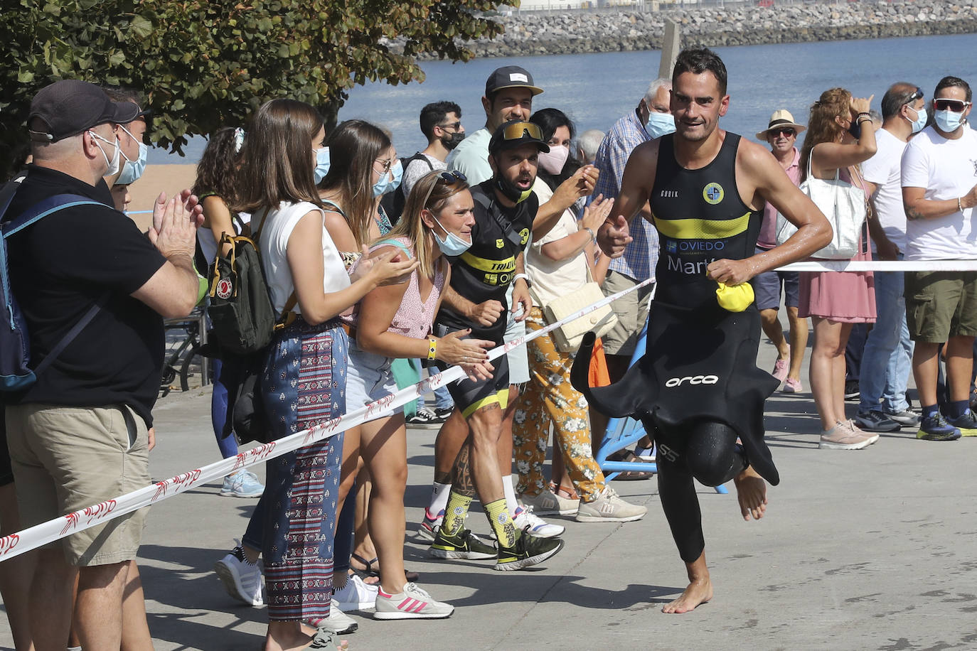 Tras dos temporadas de ausencia, el Triatlón Santa Olaya ha vuelto a Gijón. Y con éxito de participación, cerca de 200 deportistas que han tomado la salida para nadar 750 metros, recorrer 20 kilómetros en bici y finalizar con 5 de carrera a pie.