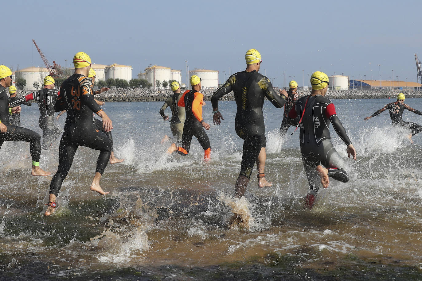 Tras dos temporadas de ausencia, el Triatlón Santa Olaya ha vuelto a Gijón. Y con éxito de participación, cerca de 200 deportistas que han tomado la salida para nadar 750 metros, recorrer 20 kilómetros en bici y finalizar con 5 de carrera a pie.