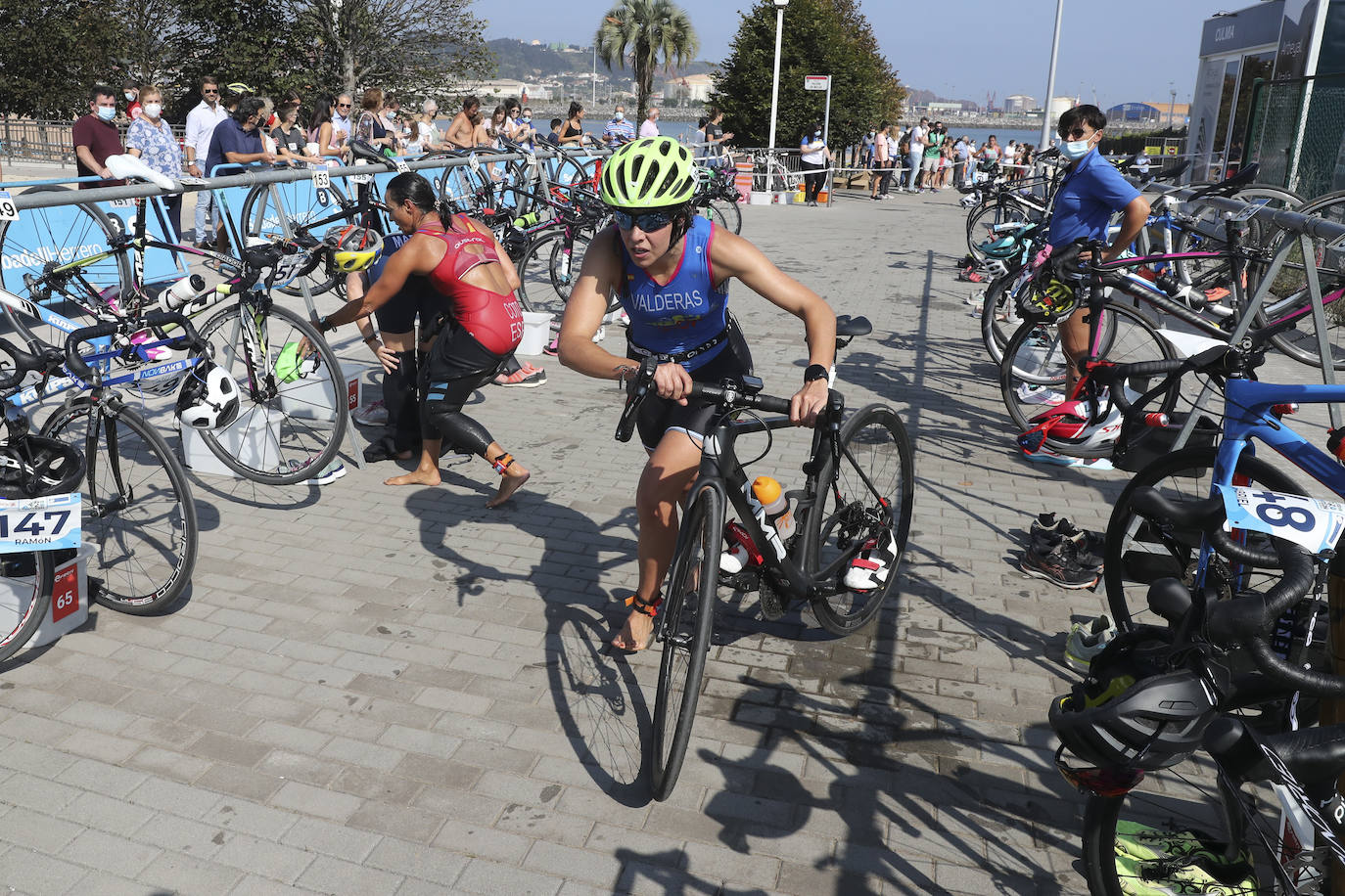 Tras dos temporadas de ausencia, el Triatlón Santa Olaya ha vuelto a Gijón. Y con éxito de participación, cerca de 200 deportistas que han tomado la salida para nadar 750 metros, recorrer 20 kilómetros en bici y finalizar con 5 de carrera a pie.