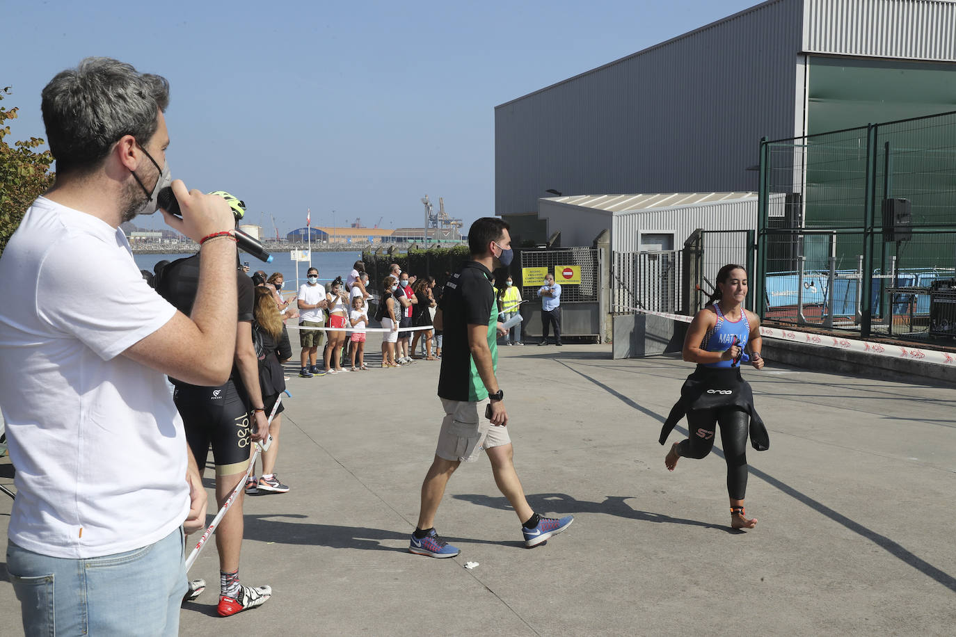 Tras dos temporadas de ausencia, el Triatlón Santa Olaya ha vuelto a Gijón. Y con éxito de participación, cerca de 200 deportistas que han tomado la salida para nadar 750 metros, recorrer 20 kilómetros en bici y finalizar con 5 de carrera a pie.