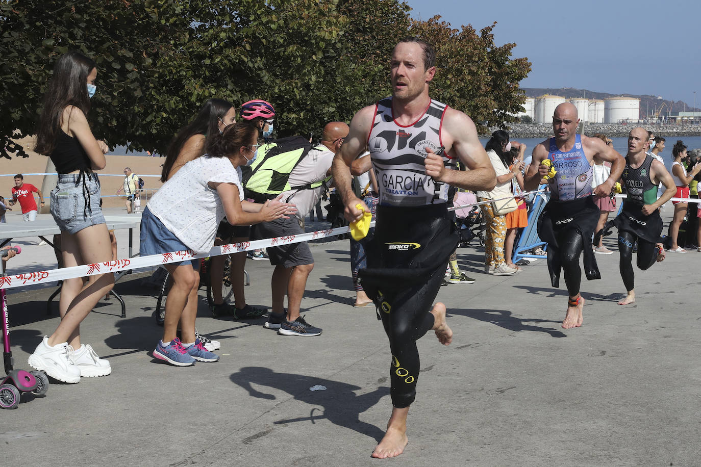 Tras dos temporadas de ausencia, el Triatlón Santa Olaya ha vuelto a Gijón. Y con éxito de participación, cerca de 200 deportistas que han tomado la salida para nadar 750 metros, recorrer 20 kilómetros en bici y finalizar con 5 de carrera a pie.