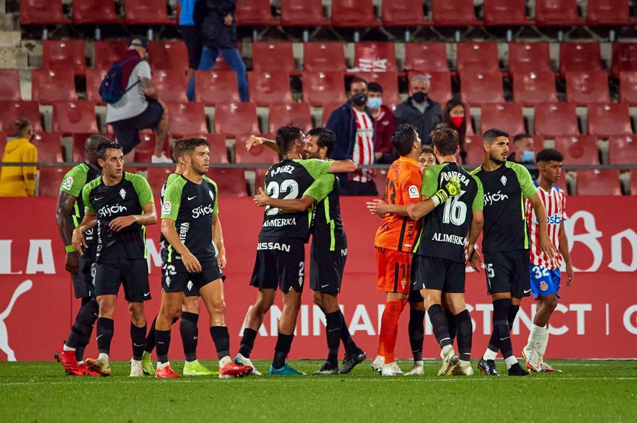 Los jugadores rojiblancos celebran la victoria y los tres puntos, que les colocan líderes provisionales. 