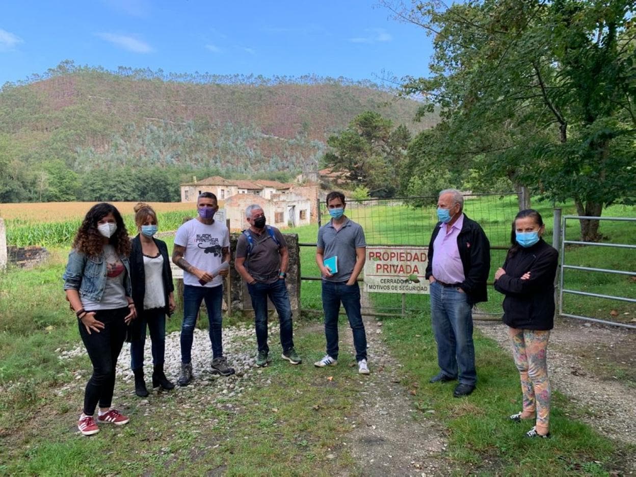 Sofía Castañón, Ulitai Rodríguez, Rafael Palacios, César Alonso, Diego Ruiz de la Peña, Jerónimo Dormal y Mari Carmen Calleja, ante el monasterio románico de San Antolín de Bedón, en Llanes. 